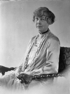 818261 Portret van Klaziena ( Ina ) Boudier-Bakker, geboren Amsterdam 15 april 1875, romanschrijfster, echtgenote van ...